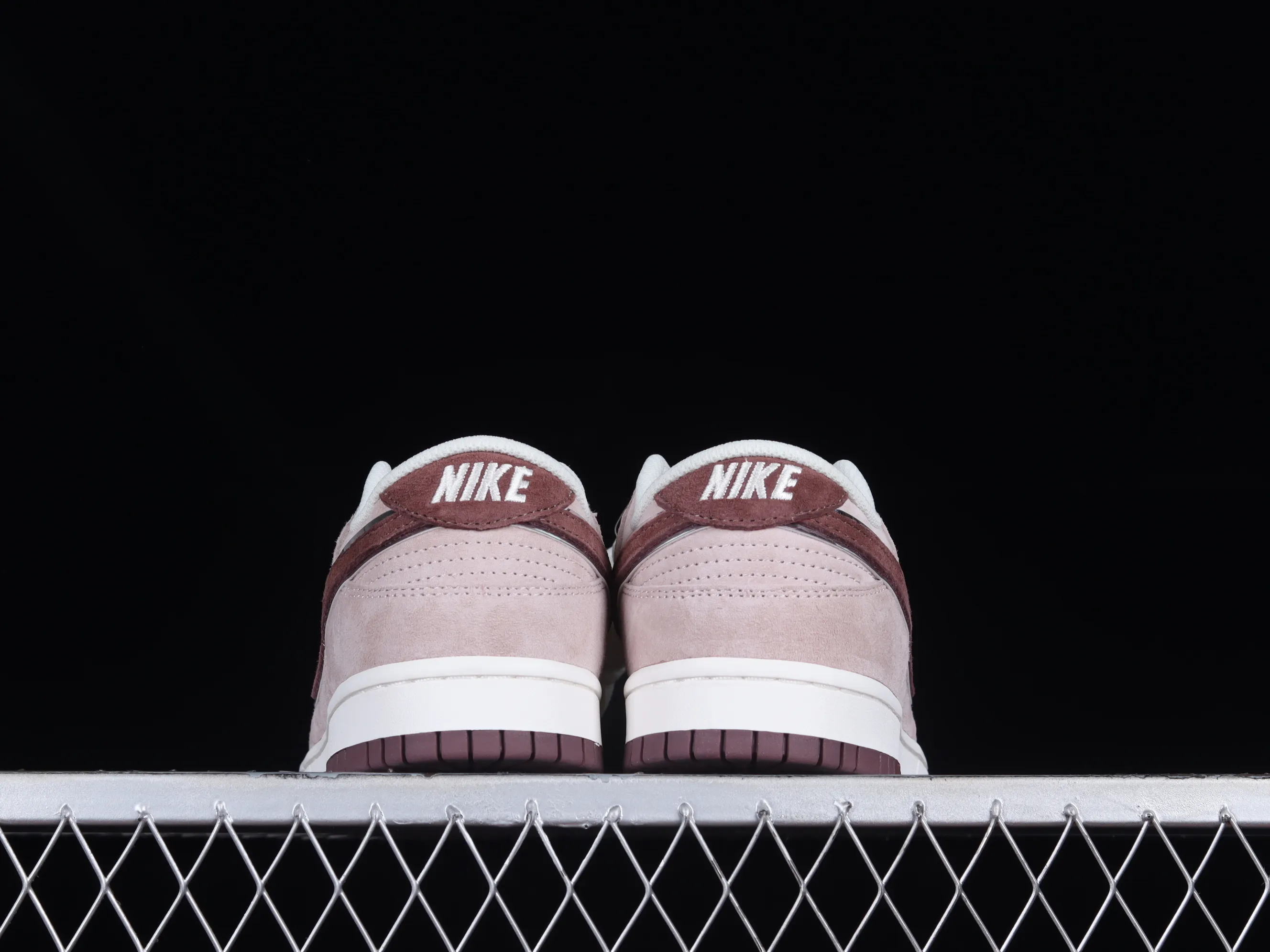 All Categories Nk SB Dunk Series Nk SB Dunk Low Low-top sneakers Otomo Katsuhiro x Nk SB Dunk Low "Steamboy OST" Creative customization collaboration Otomo Katsuhiro co-branded SB low-top sports casual sneakers ST1391-206